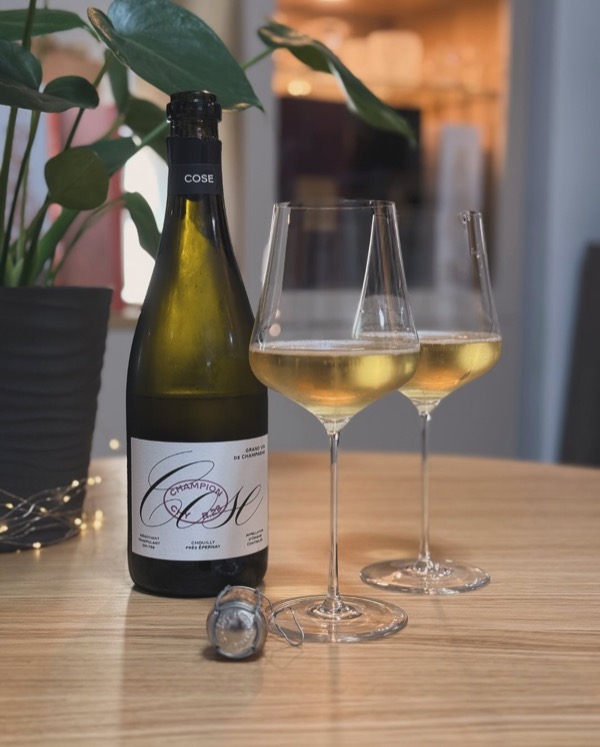 Es gibt Champagner, die eine Geschichte erzählen – und dann gibt es Champagner wie Champion CHY R.22 von @champagne.cose , die ganze Traditionen neu…