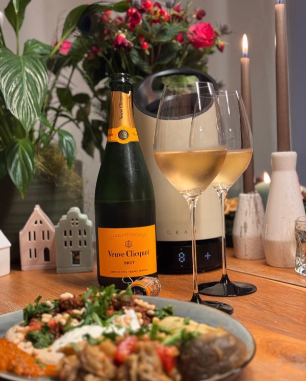 Hier hat meine Frau ganz spontan zum @veuveclicquot Yellow Label gegriffen. Nicht zuletzt wegen des gelben Etiketts – ihr Lieblingschampagner. Und…