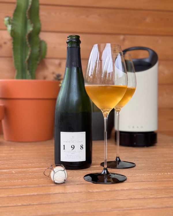 15 Jahre auf der Hefe. Keine Dosage. Und nur rund 1.000 Flaschen produziert. 
Der 198 – Millésime 2006 von @persevalfarge ist keine Cuvée für jeden…