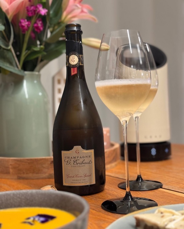 Gestern Abend gab’s eine Kombination, die fast zufällig entstanden ist – und trotzdem perfekt gepasst hat.

Zur cremigen Kürbissuppe und einem Trio…