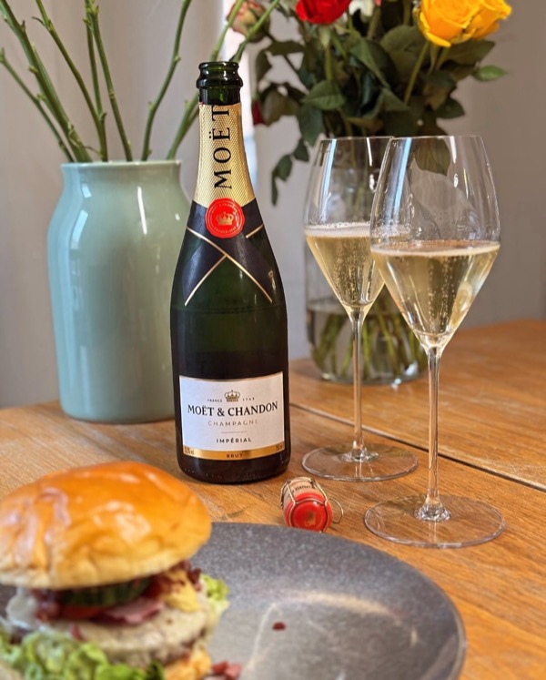 Heute mal wieder dieses spontane Mittagessen: Burger? Klar. Klassisch mit Pommes. 🔥🥩🍟 Rinder-Patty mit Cheddar, Brioche Bun, Gurken, Zwiebeln,…