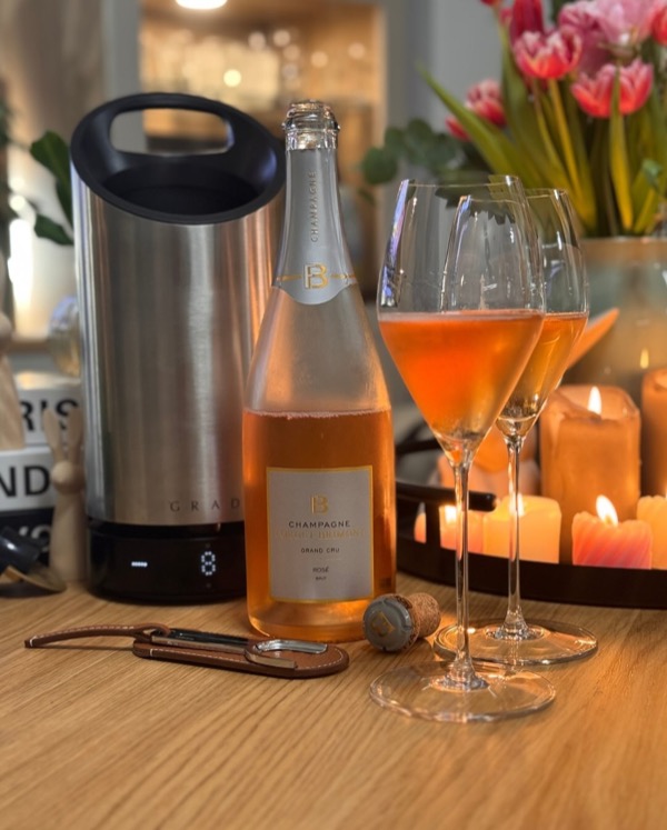 Heute gibt es mal wieder einen Rosé, der optisch und geschmacklich richtig Spaß macht: Den Brut Rosé von @champagne_forget_brimont .

Wie ihr auf dem…