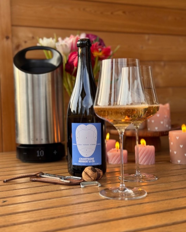 Heute gibts den 1000% Pinot Noir von @champagne_herbertandco .

Von diesem kleinen, feinen Haus (geführt von @thomas___herbert und @charlottehbrt_ in…