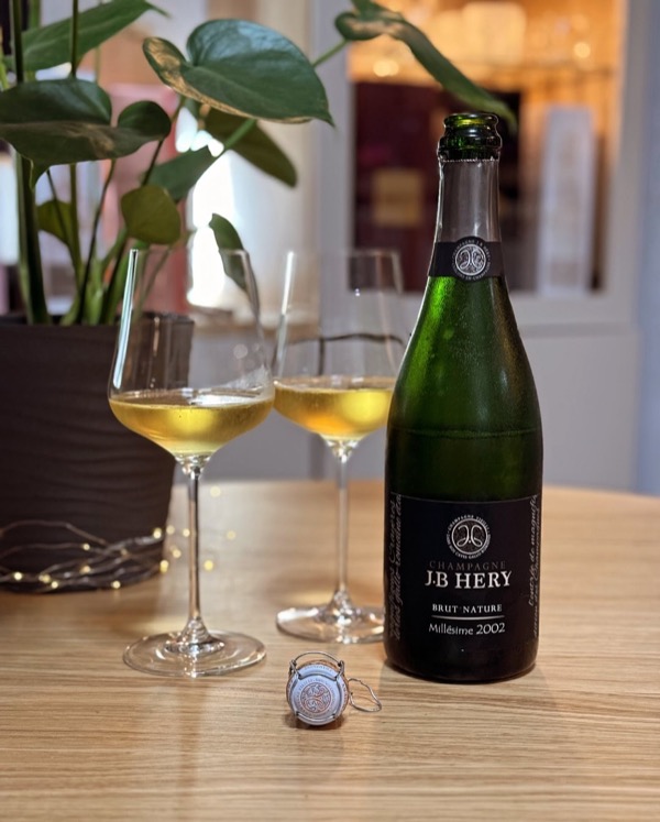 🍾 Heute im Glas: J.B Héry - Millésime 2002 - Brut Nature – ein spannender Fund aus meinem letzten Einkauf. Gerade erst frisch in den Keller…