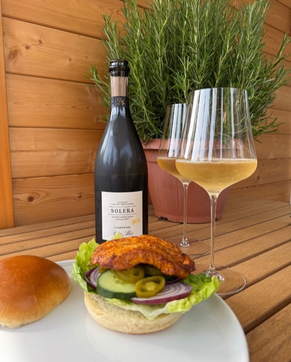 Der @champagnerobertallait – Solera RP-B war heute wieder einer dieser Kandidaten, die zeigen, wie viel Charakter in einem Glas stecken kann, wenn…