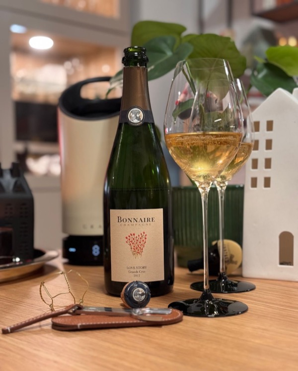 Manchmal öffnest du eine Flasche und merkst schnell: 
Das hier ist kein Solo-Künstler – das ist jemand, der ein Gegenüber braucht.

Gestern war es…