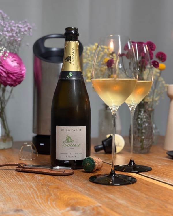 Heute habe ich einen herausragenden Blanc de Blancs geöffnet: Die „Grand Cru Réserve“ von @champagnedesousa aus Avize.

Die Familie De Sousa arbeitet…