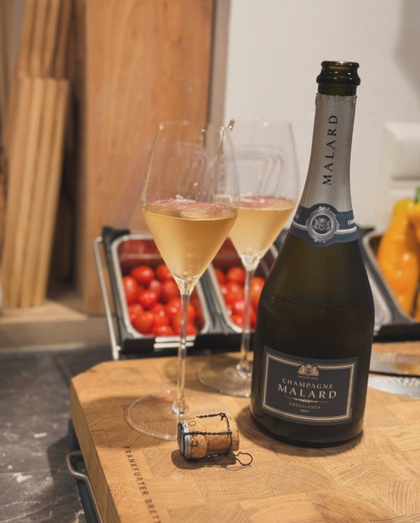 Heute mal Excellence ohne Allüren mit dem Excellence Brut von @champagne_malard. Dieser Champagner bringt beides mit: Anspruch und Trinkfreude. Ideal…