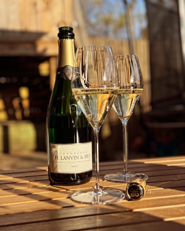 Die Sonne kam raus – und mit ihr die To-dos: 
✔️ Garten herrichten 
✔️ Pool aktivieren 
✔️ Trampolin richten 
✔️ Hasen umzäunen 
✔️ Rasen…