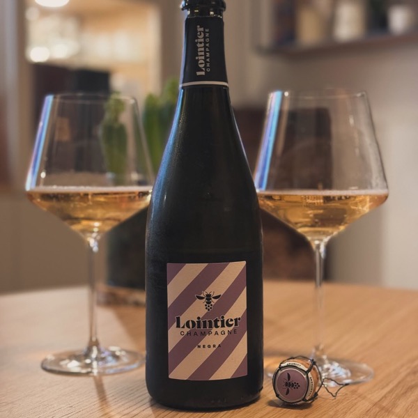 Der @champagne_lointier Negra Extra Brut – ein Champagner, der das Terroir zum Leben erweckt. 🍾 Hergestellt aus 100% Pinot Noir, stammt er aus der…