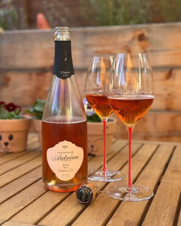 Heute Nachmittag haben wir die Gelegenheit genutzt, um die warmen Strahlen auf der Terrasse aufzusaugen – mit einem Glas @champagne_autreau_off Rosé…