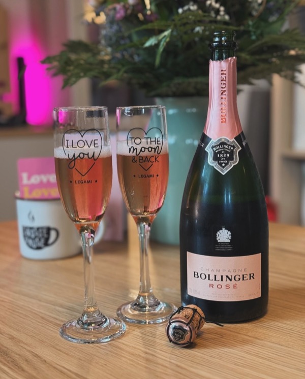 Drei Champagner standen zur Wahl – die Community hat entschieden: @champagne_bollinger Rosé! Und ganz ehrlich? Eine perfekte Wahl.

Der gestrige Tag…