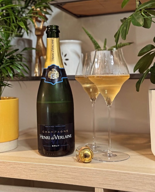 Heute mal wieder ein Champagner aus der Kategorie „Kann man trinken, muss man aber nicht unbedingt wieder kaufen“. 😅 Der Henri de Verlaine Brut hat…