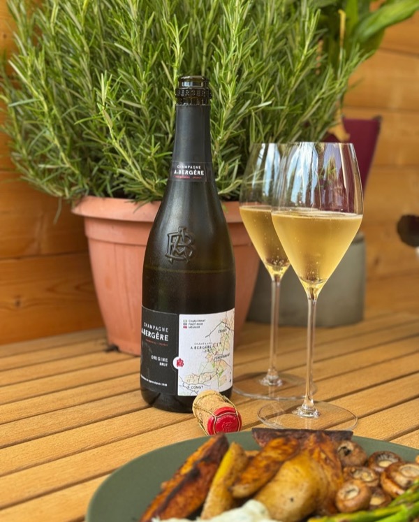 Heute gab’s gegrillte Fleischbällchen, Lachs, Kartoffelecken, grünen Spargel, Champignons – alles scharf angegrillt, alles auf einen Teller. Und dazu…