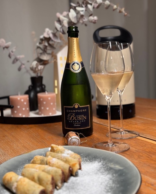 Der zweite und süße Part des zweierlei Palatschinken-Experiments – klassisch: mit Schokocreme und Staubzucker.

Im Glas dazu der…