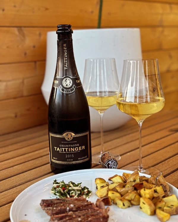 Heute Abend ging’s ums Wesentliche: 
Ein ordentliches Ribeye, schnell & heiß bei 900° im Oberhitzegrill karamellisiert. 
Dazu Rosmarinkartoffeln,…