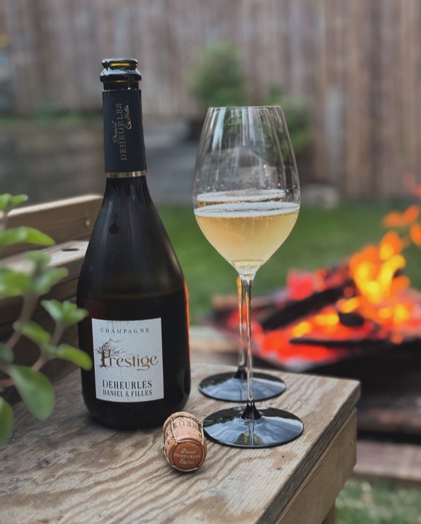 Heute haben wir den @champagnedanieldeheurles – Prestige Brut – geöffnet.
​
​Ein stiller Begleiter für den Moment, wenn die Glut leuchtet und die…