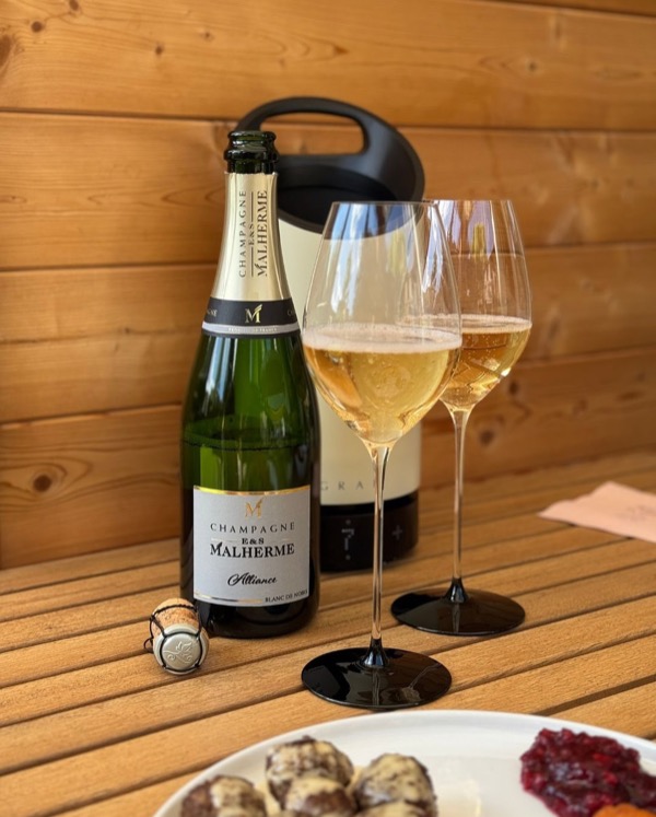 Eigentlich hatte ich gar kein Champagner zum Mittagessen geplant. Aber dann kam doch noch die Sonne raus – und der Vibe auf der Terrasse hat einfach…