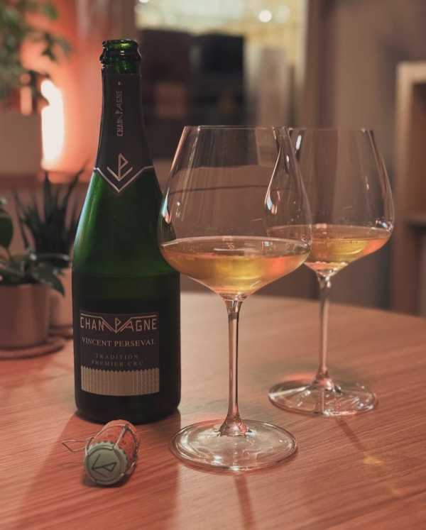 Heute stand der @champagnevincentperseval – Brut Tradition Premier Cru im Mittelpunkt. Ein Champagner, der durch seine lange Reifezeit eine…