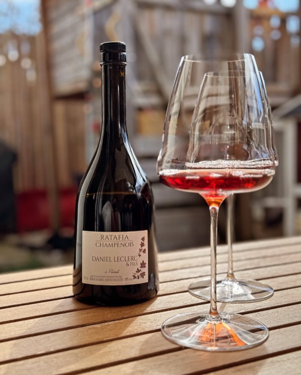 Manchmal braucht es keinen Anlass, keine Begleitung – einfach nur ein gutes Glas und einen spannenden Tropfen. Heute habe ich mit einem Freund &…