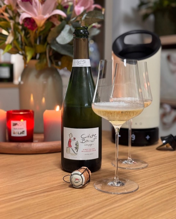 Manchmal beginnt eine Flasche schon zu erzählen, bevor man sie überhaupt öffnet.

Beim @champagnecolettebonnet – Pinot Blanc Millésime 2018 war’s…