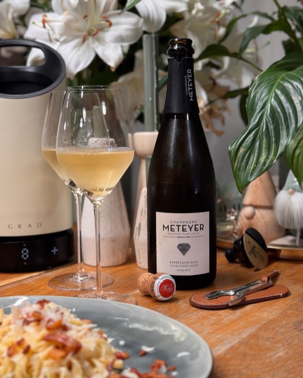 Gestern habe ich den Expression Noir (2019) von @champagne_meteyer zu einer klassischen Carbonara geöffnet.

Guanciale, Ei, Pecorino, Hitze – ein…