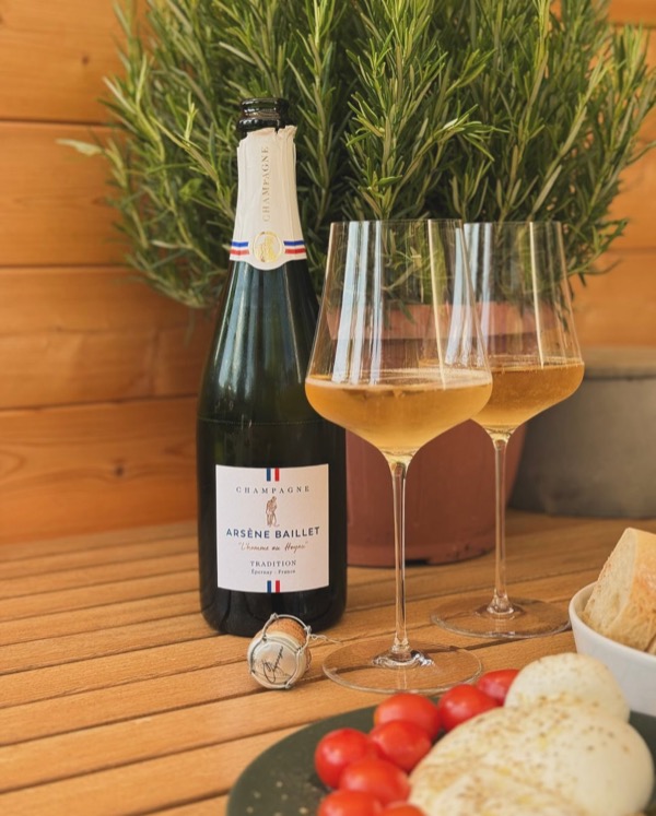 Ein verlängertes Wochenende, die Sonne im Rücken, keine Termine. 
Also einfach mal den Tisch vollgestellt: 
frisches Gebäck, gute Käse, ein paar…