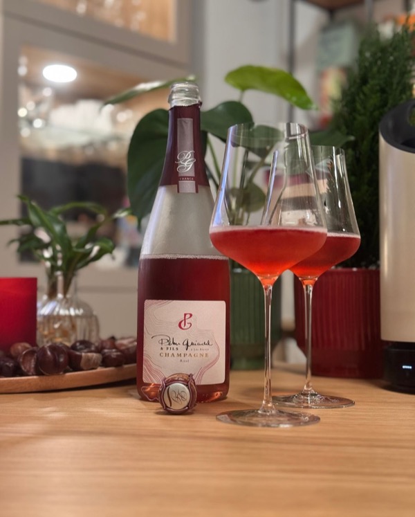 @champagnepehuguiardeletfils – Rosé Brut – ein Rosé, der mich schon mit seiner Farbe überzeugt hat. 

​Tiefrot – wie reife Himbeere im Abendlicht –…