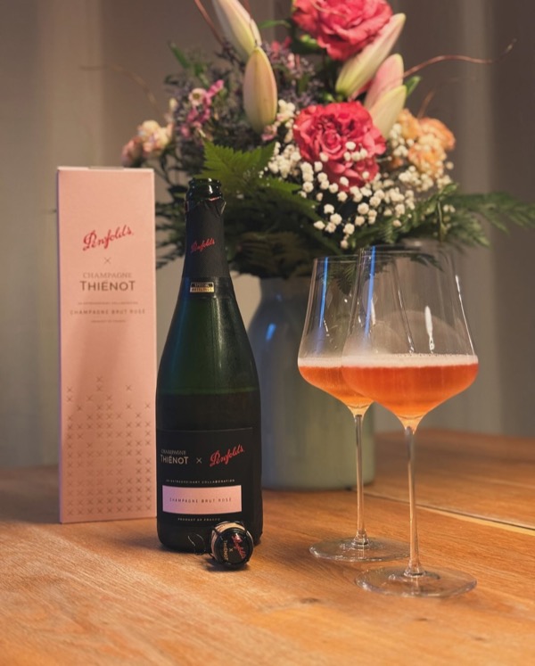 Nach dem Valentinstag möchte ich heute den Thiénot x Penfolds Rosé Brut vorstellen. Passend dazu: Die Lieblingsblumen meiner Frau und natülrich auch…