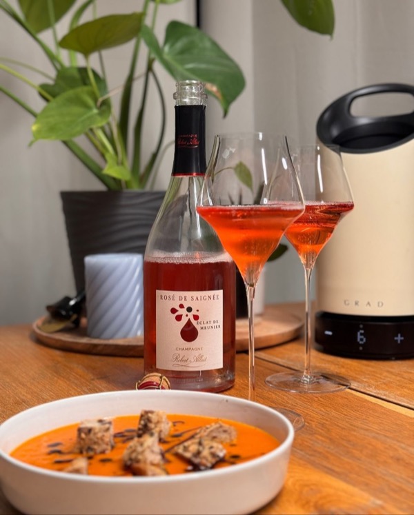 Die erste Kürbissuppe in diesem Herbst – verfeinert mit ein paar Tropfen Kürbiskernöl und getoppt mit gerösteten Würfeln von einem Kürbiskernsemmel.…