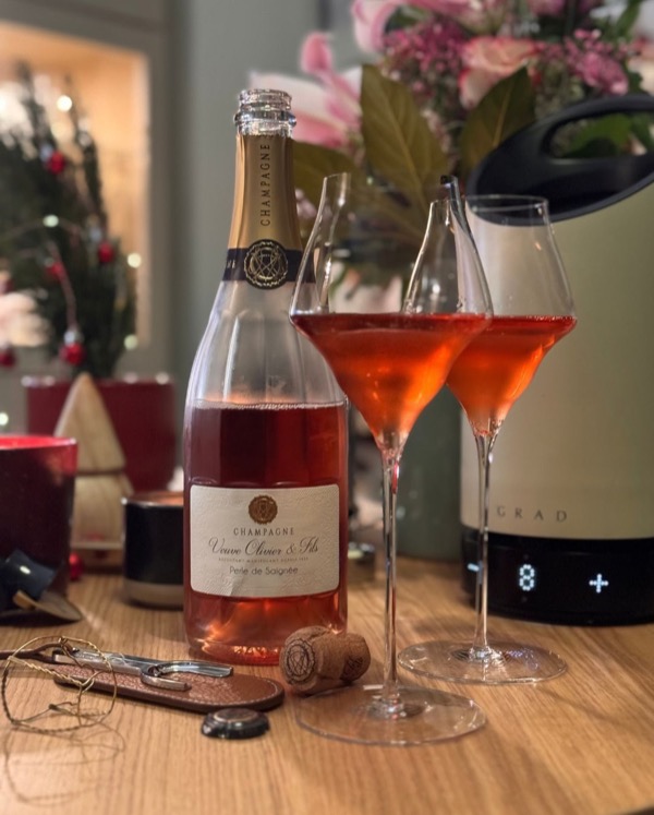 Die Farbe verrät’s schon: Rosé de Saignée – 14 Stunden Maischekontakt. 
Mehr Struktur, mehr Saft, ein kleines bisschen Tannin – und genau das macht…