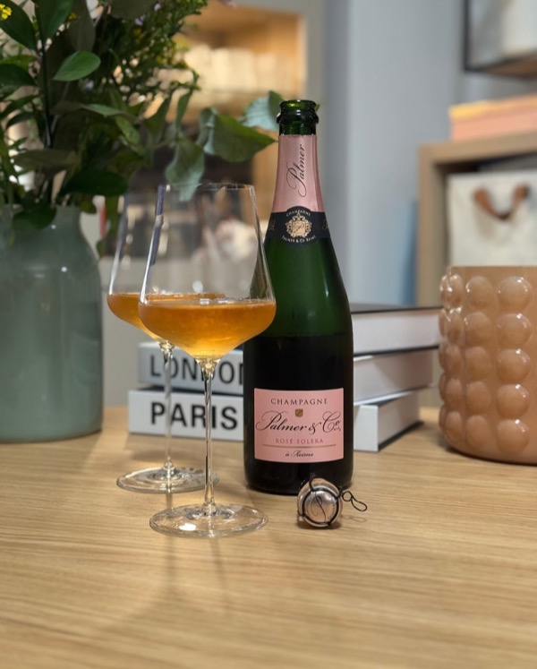 Ein gemütlicher Abend auf der Couch und Lust auf etwas mit Charakter.

Im Glas: @champagnepalmer – Rosé Solera – serviert im @gabriel_glas – Gold…
