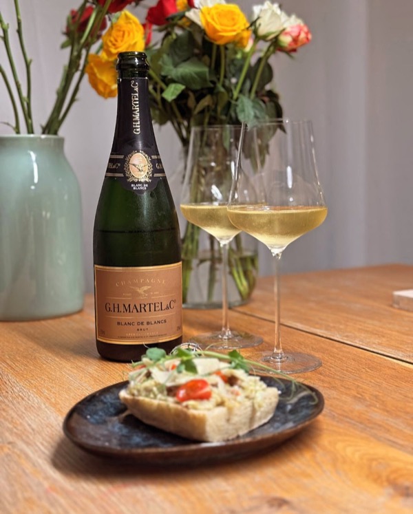 Heute mal eine etwas ungewöhnlichere Kombi: Artischocken-Bruschetta & @champagneghmartel Blanc de Blancs. 🌿✨ Ich wusste ehrlich gesagt nicht genau,…
