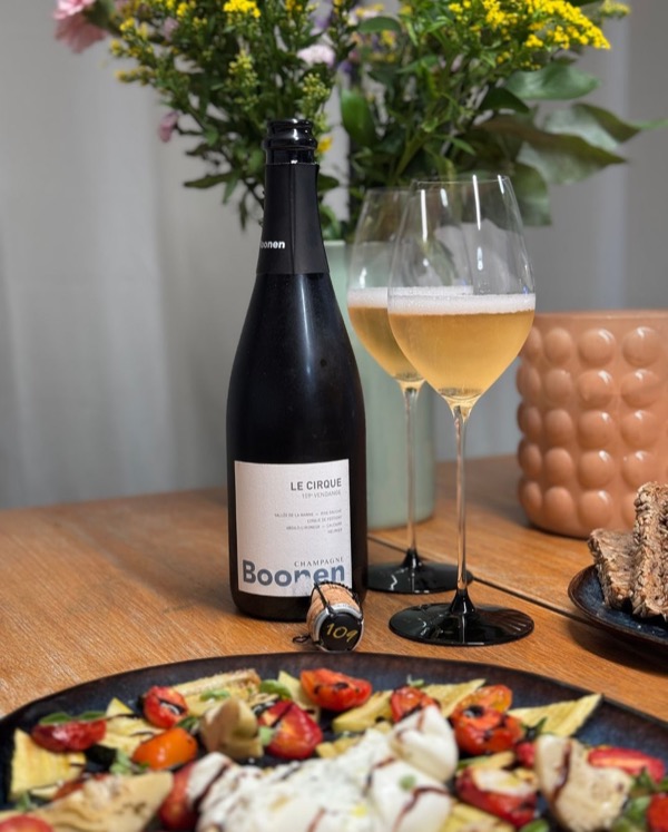 Gestern Abend – Ofentomaten mit Knoblauch und frischem Oregano aus dem Garten, gegrillte Zucchini, mariniert in Zitrone und Olivenöl. Dazu ein paar…