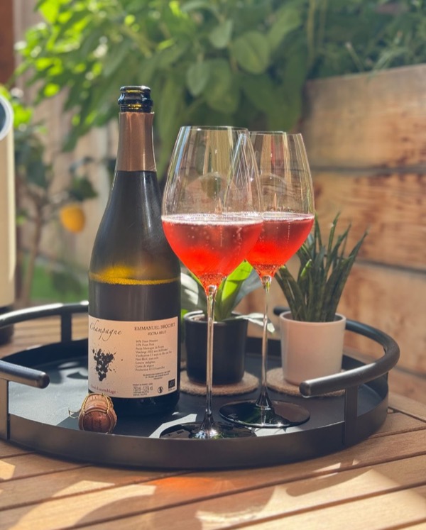 Ein Glas – und sofort eine Erinnerung im Kopf: 🍓 Erdbeerkuchen. 
Süßlich und verspielt, aber trotzdem elegant und komplex.

In der Nase: rote…