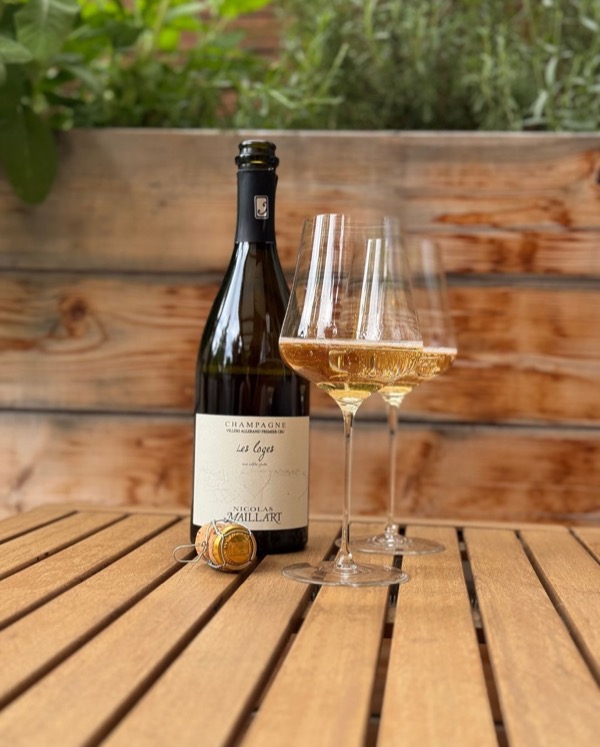 Heute war die Arbeit schneller als das Wochenende – aber wenigstens saß ich dabei in der Sonne. Laptop, @grad.dk Cooler, und im Glas:…