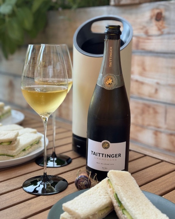 Nach dieser Woche war klar: heute wird angestoßen.

Nicht einfach so, sondern weil meine Frau ab Herbst wieder Studentin ist. Ein mutiger Schritt,…