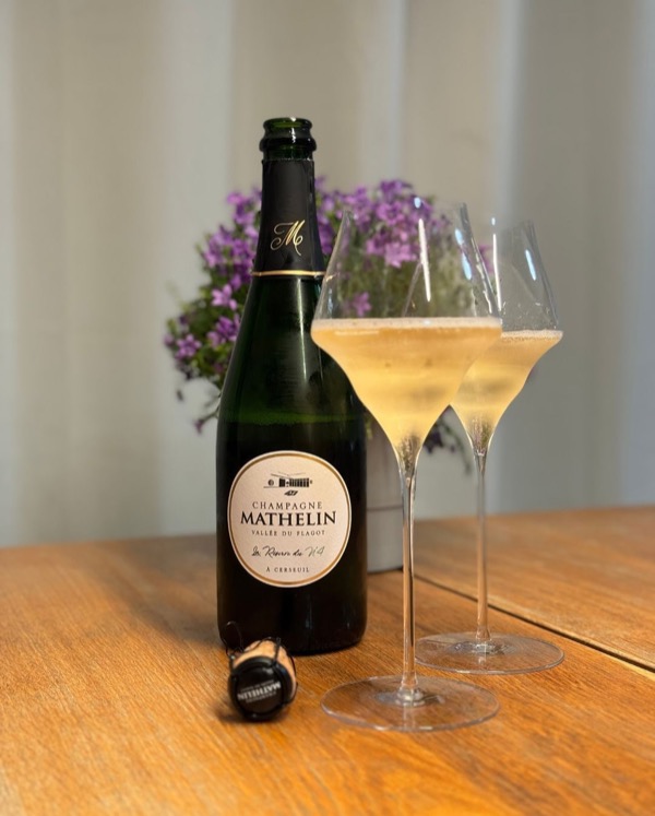 Keine große Bühne, kein Menü – einfach ein ruhiger Abend, ein gutes Glas und diese Flasche. Der @champagne_mathelin hat sich dabei als echter…