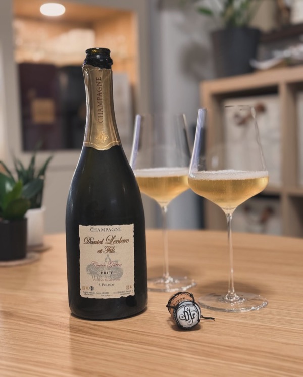 Manchmal öffnet man eine Flasche und weiß sofort: Das passt. Genau das hatte ich gestern mit der Cuvée Gabin Brut von @champagne.daniel.leclerc . Ein…