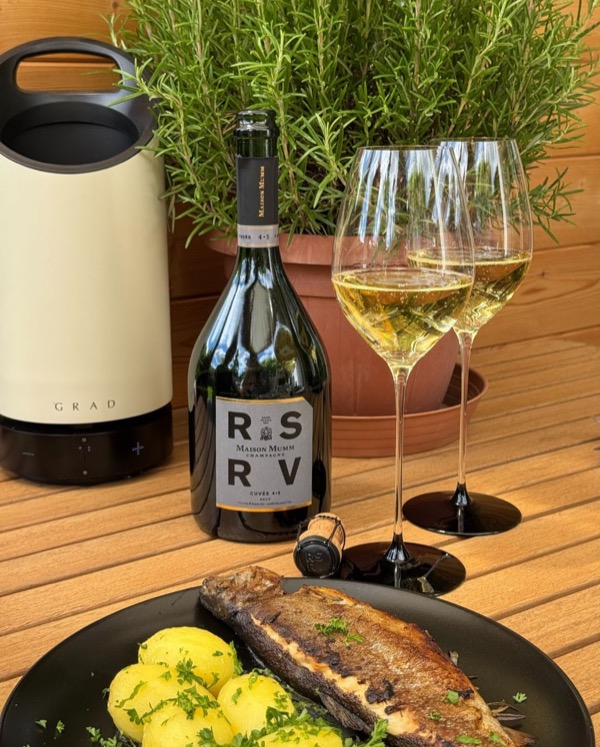 Heute ein schneller Mittagsmoment zwischen Alltag und Sommergefühl. Nach einem langen Call am Vormittag und bevor es als Chauffeur zum…