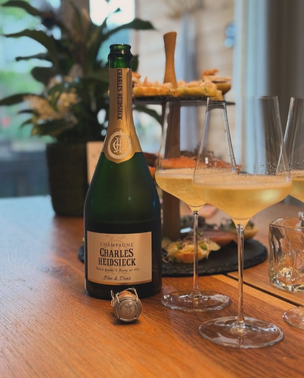 Am Wochenende, nach der Kommunion meines Sohnes – keine große Party, nur Familie, ein paar Häppchen, ein sonniger Nachmittag. 
Und ein Glas, das…