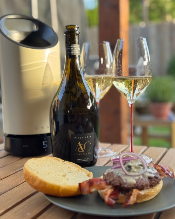 Heute spontan einen Burger gebaut – mit allem, was dazugehört: saftiges Rind, knuspriger Bacon, kräftiger Gorgonzola, dazu ein weiches…