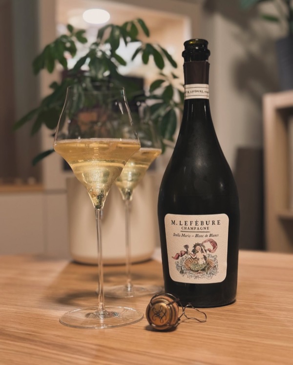Manchmal erzählt ein Etikett genauso viel wie der Champagner selbst – und beim @maisonlefebure – Stella Maris Blanc de Blancs lohnt sich ein genauer…