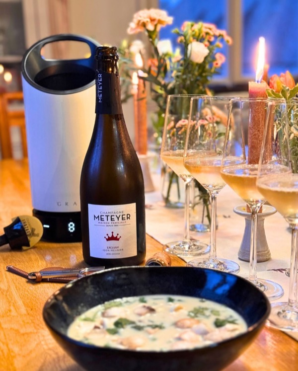 Der 1. Gang: Eine Tom Kha mit Buchenpilzen, Frühlingslauch, Koriander, Edamame und einem Finish aus Chiliöl.

Champagner dazu?
Gewagt, aber wenn man…