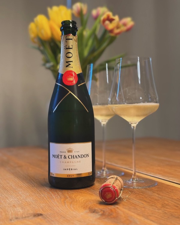 Heute mal keine große Zeremonie, keine ausufernde Verkostung – einfach ein Glas Moët am Nachmittag, während die letzten To-Dos des Tages erledigt…