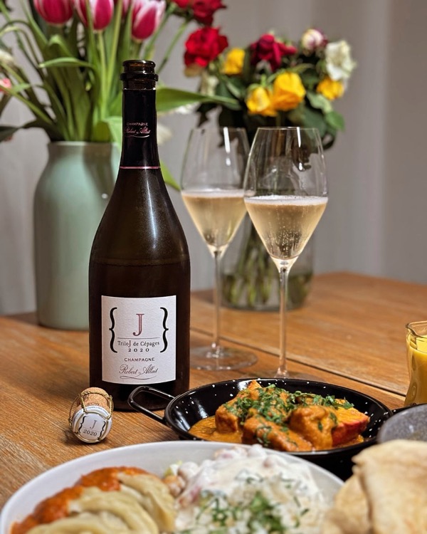 Heute gab’s bei uns mal kein selbstgekochtes Menü, sondern eine spontane Entscheidung: Butter Chicken, Momos, Raita & Naan vom besten Inder in Graz –…