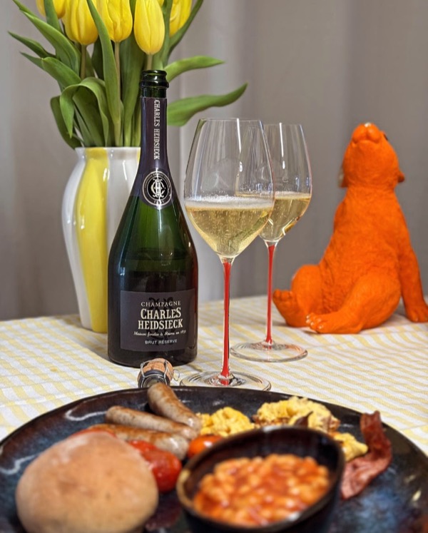 Full English, full Character. 🇬🇧🥂🇫🇷

Baked Beans, Rührei, Speck, Würstchen – das volle Programm. 
Nicht gerade filigran. Aber ehrlich,…