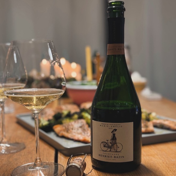 Mit nur noch 28 Flaschen im Kühler war die Wahl heute schnell getroffen: der @champagne_henriet_bazin - Marie-Amélie 2015, ein Blanc de Blancs, der…