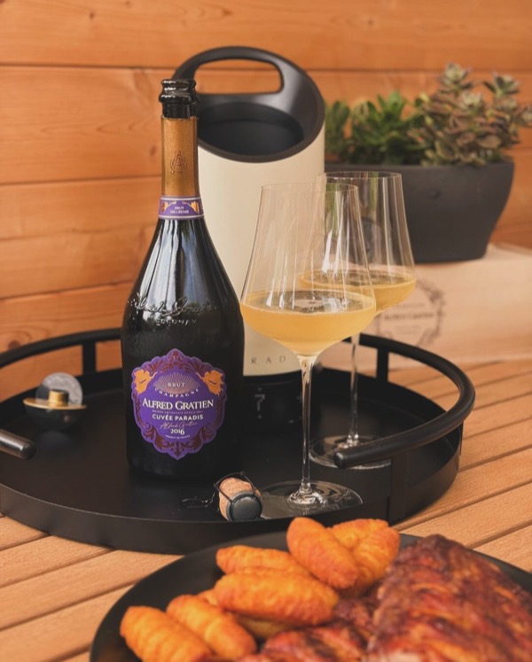 Spareribs vom Grill sind jetzt vielleicht nicht der erste Gedanke, wenn’s um Champagner geht.
​
Viele würden hier eher zum Bier greifen – oder zum…