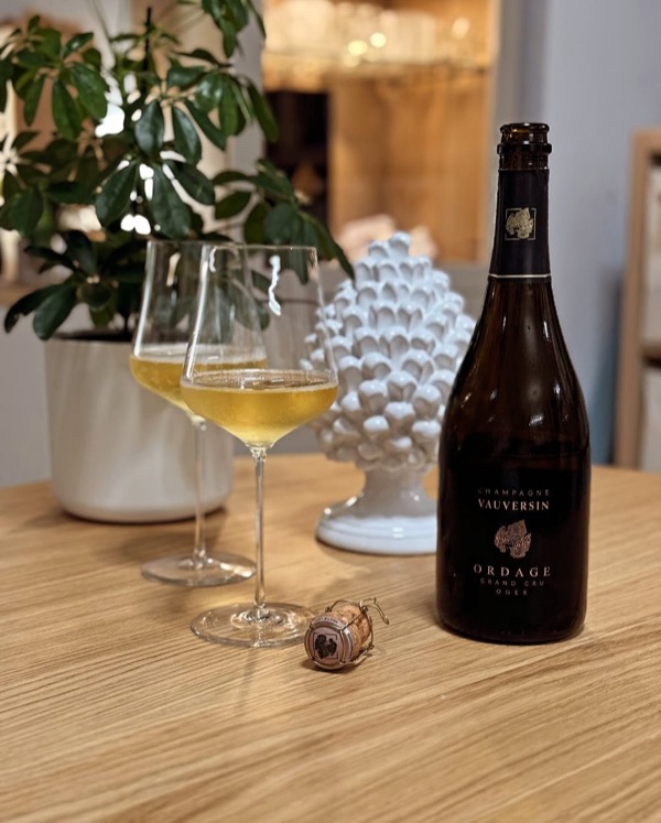 Ich hatte in den letzten Wochen das Vergnügen, gleich drei Champagner von @champagnevauversin im Glas zu haben – und obwohl sie alle auf 100 %…